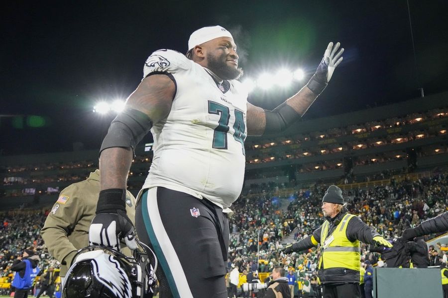 Reports: Eagles re-sign OT Fred Johnson