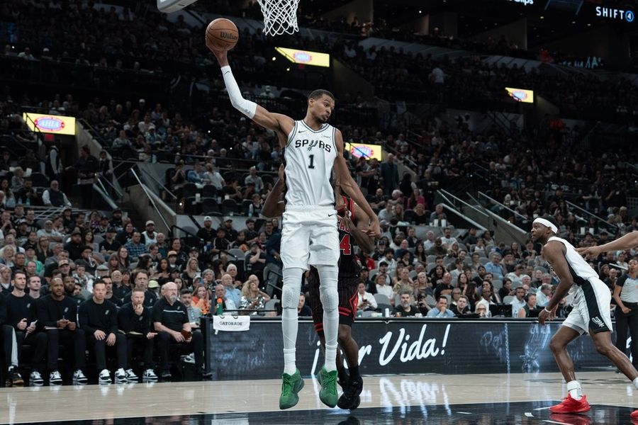 Victor Wembanyama goes for 41 as Spurs roll past Bulls