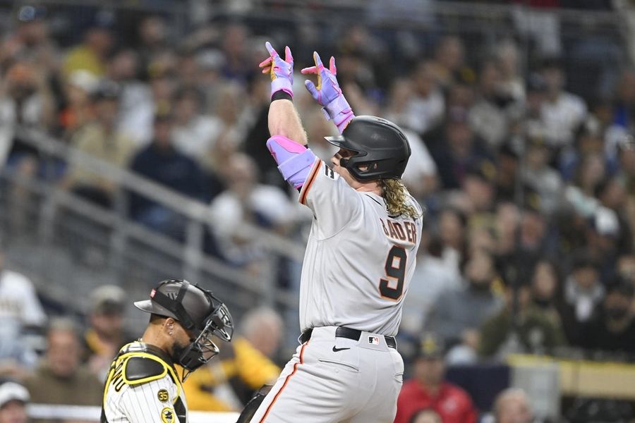 Giants get first homer of season, edge Padres for first win
