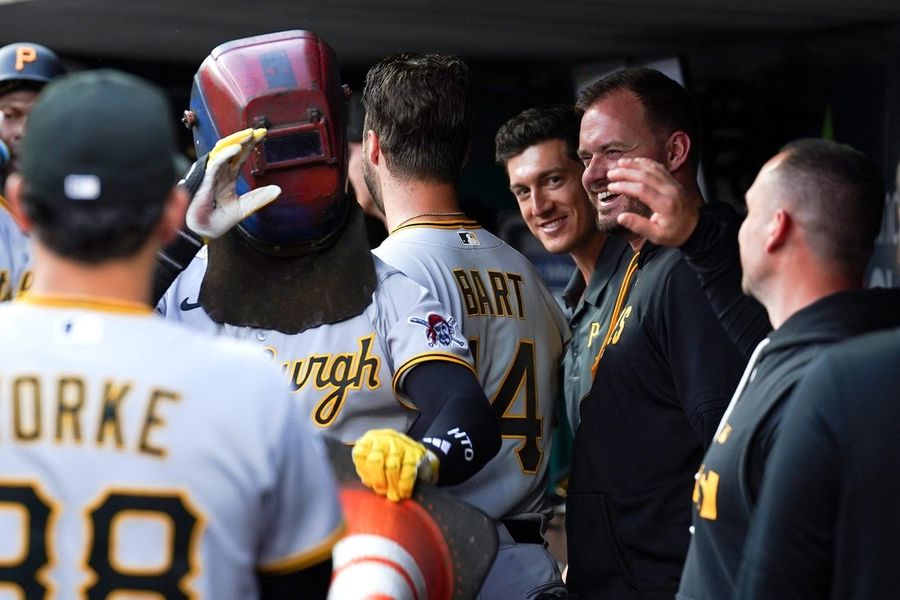 Pirates use the long ball to take down Reds