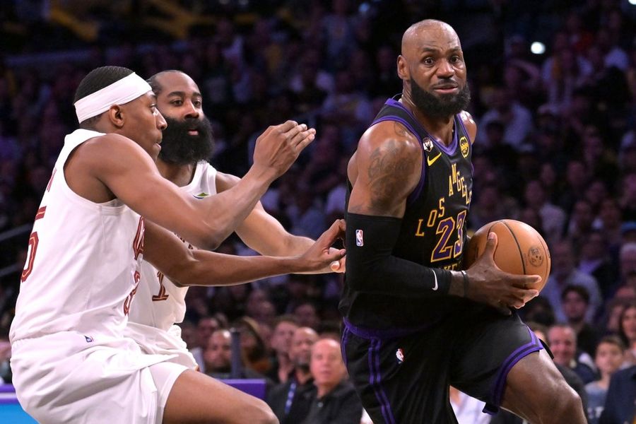 LeBron James sets all-time win mark in Lakers' victory over Cavaliers